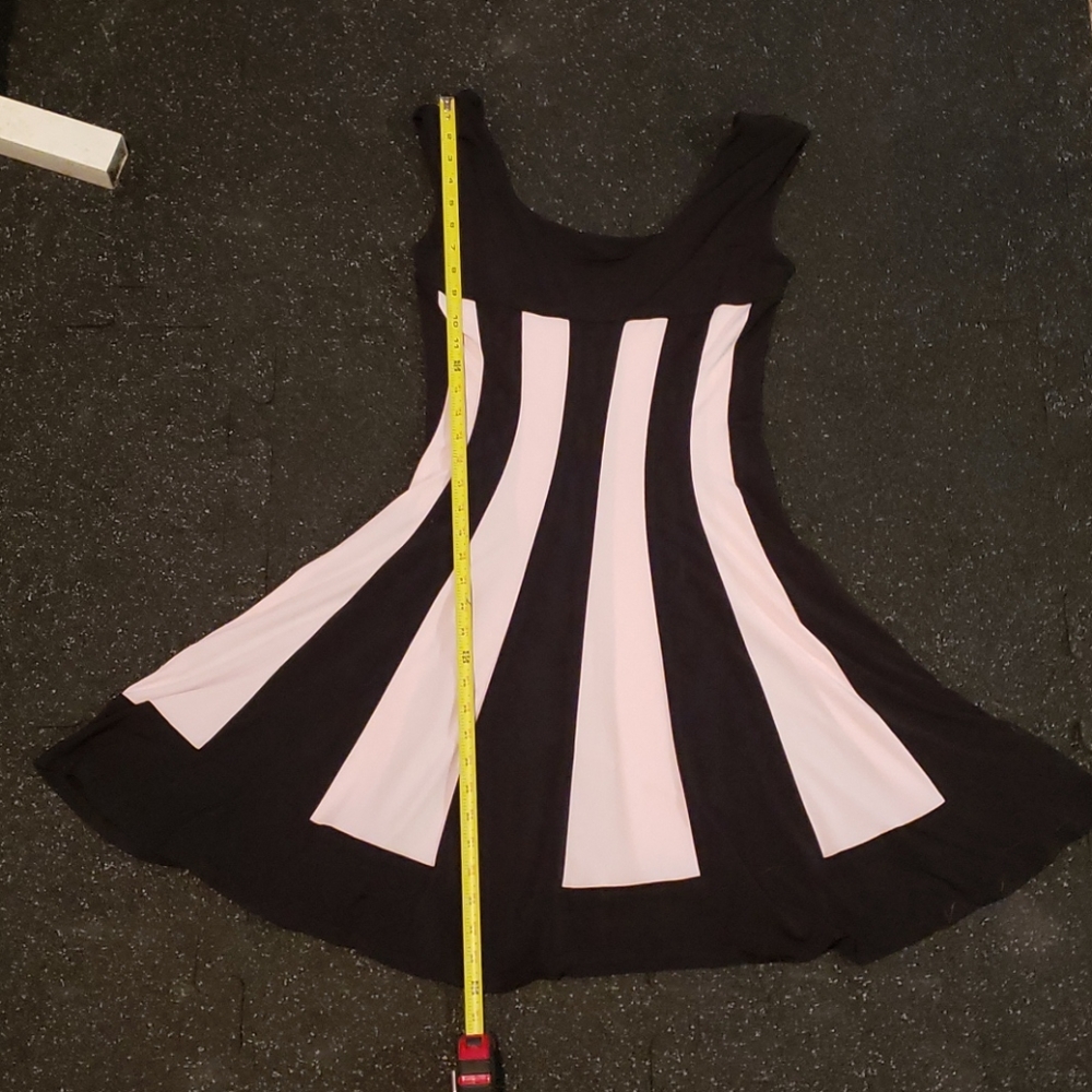 Super Flattering Pink and Black Dress - Picture 4 of 5